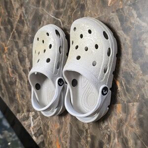 Unbranded Gray‎ with glitter croc style shoes Size 8